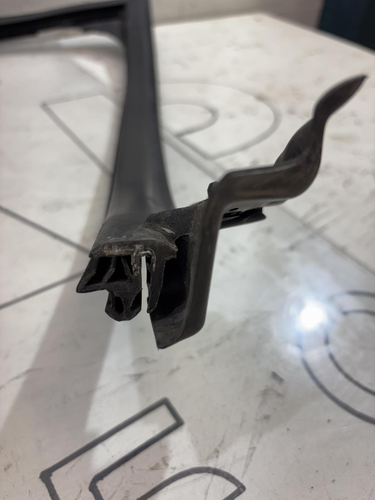 Направляющая стекла передняя левая 4B0837440AA Audi A6 C5 / A6 C5 Allroad