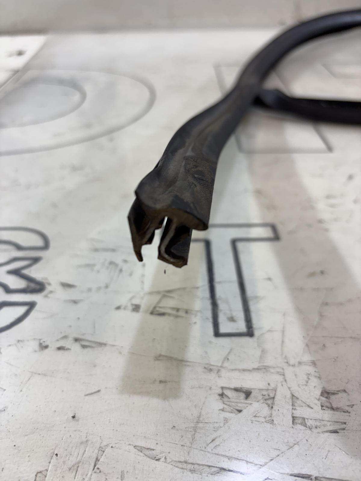 Направляющая стекла передняя левая 4B0837440AA Audi A6 C5 / A6 C5 Allroad