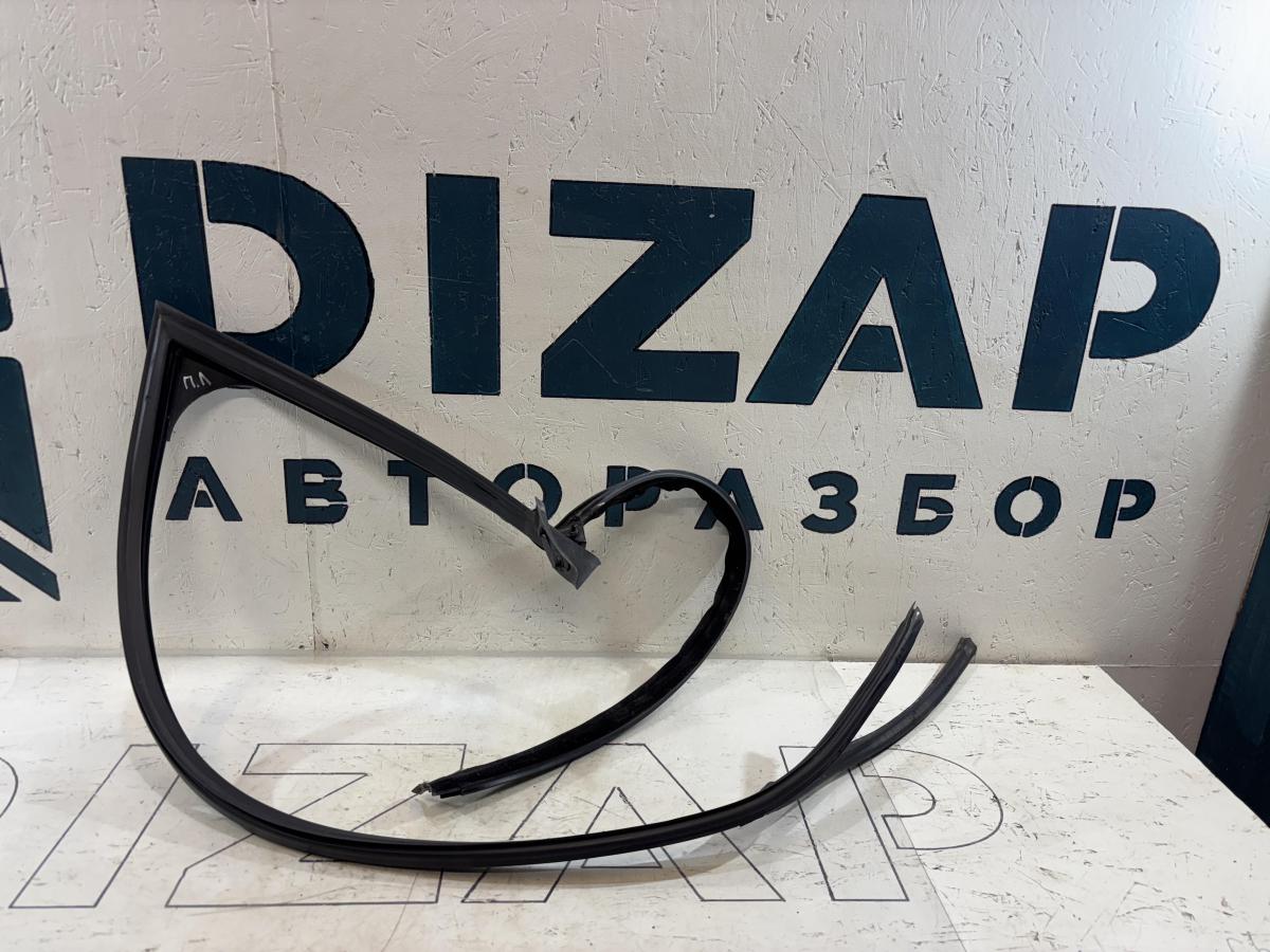 Уплотнитель стекла двери передней левой 4F0837439 Audi A6 C6 / S6 C6 / RS6 C6