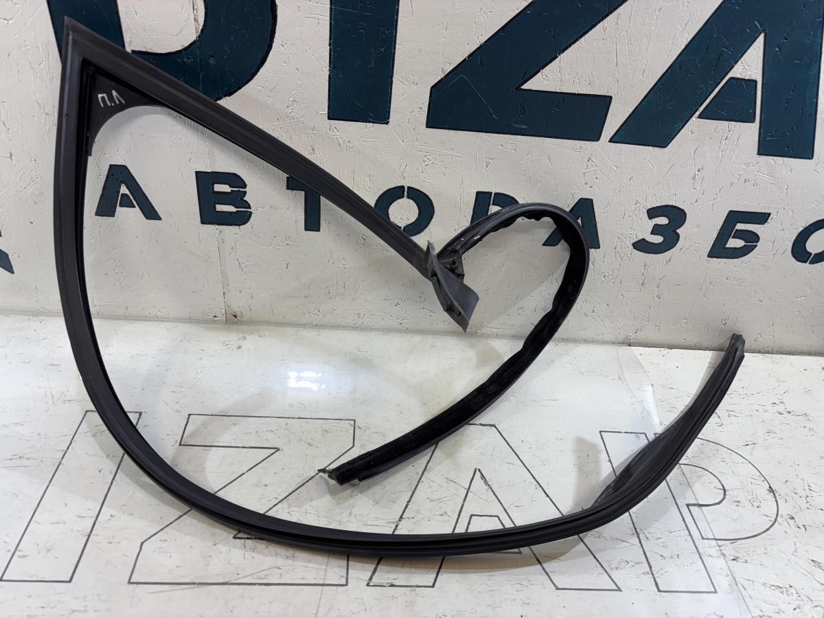 Уплотнитель стекла двери передней левой 4F0837439 Audi A6 C6 / S6 C6 / RS6 C6