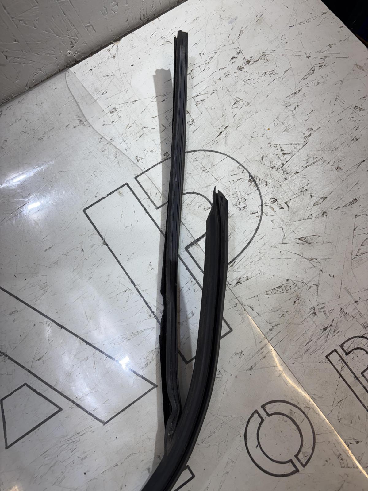 Уплотнитель стекла двери передней левой 4F0837439 Audi A6 C6 / S6 C6 / RS6 C6