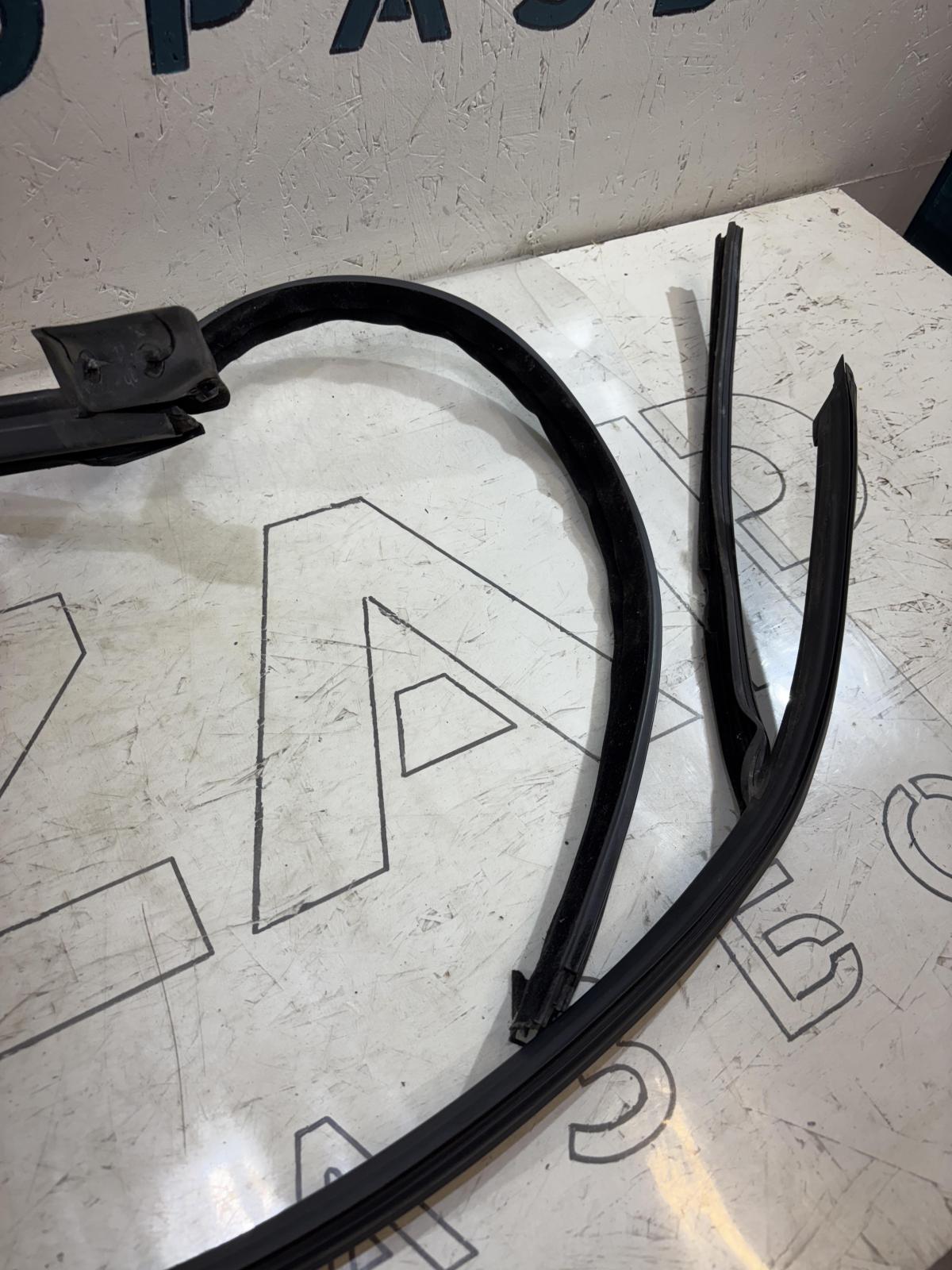 Уплотнитель стекла двери передней левой 4F0837439 Audi A6 C6 / S6 C6 / RS6 C6