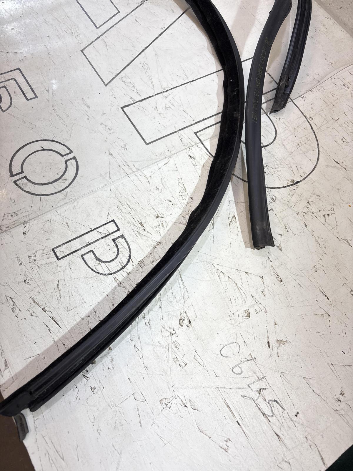 Уплотнитель стекла двери передней левой 4F0837439 Audi A6 C6 / S6 C6 / RS6 C6