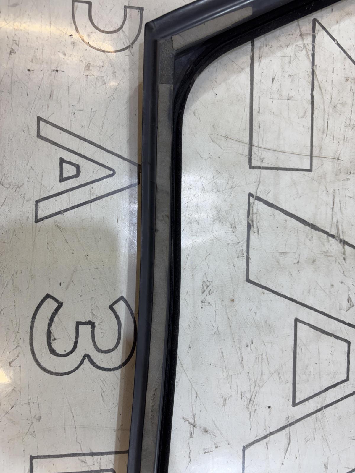 Направляющая стекла левая задняя 4F9839439 