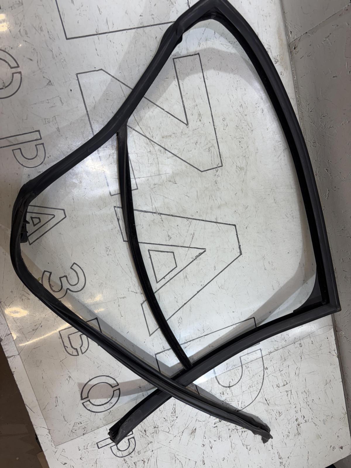 Направляющая стекла права задняя 4B9839440 