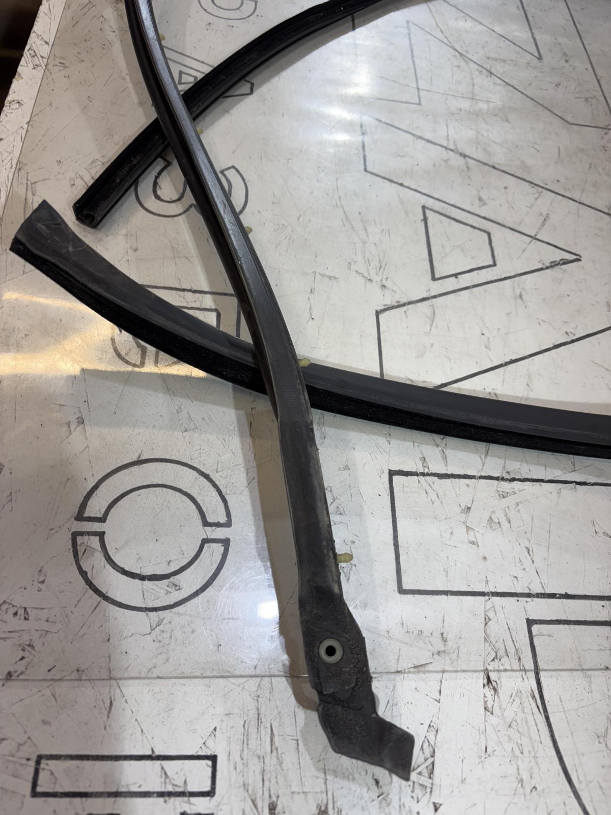 Направляющая стекла права задняя 4B9839440 