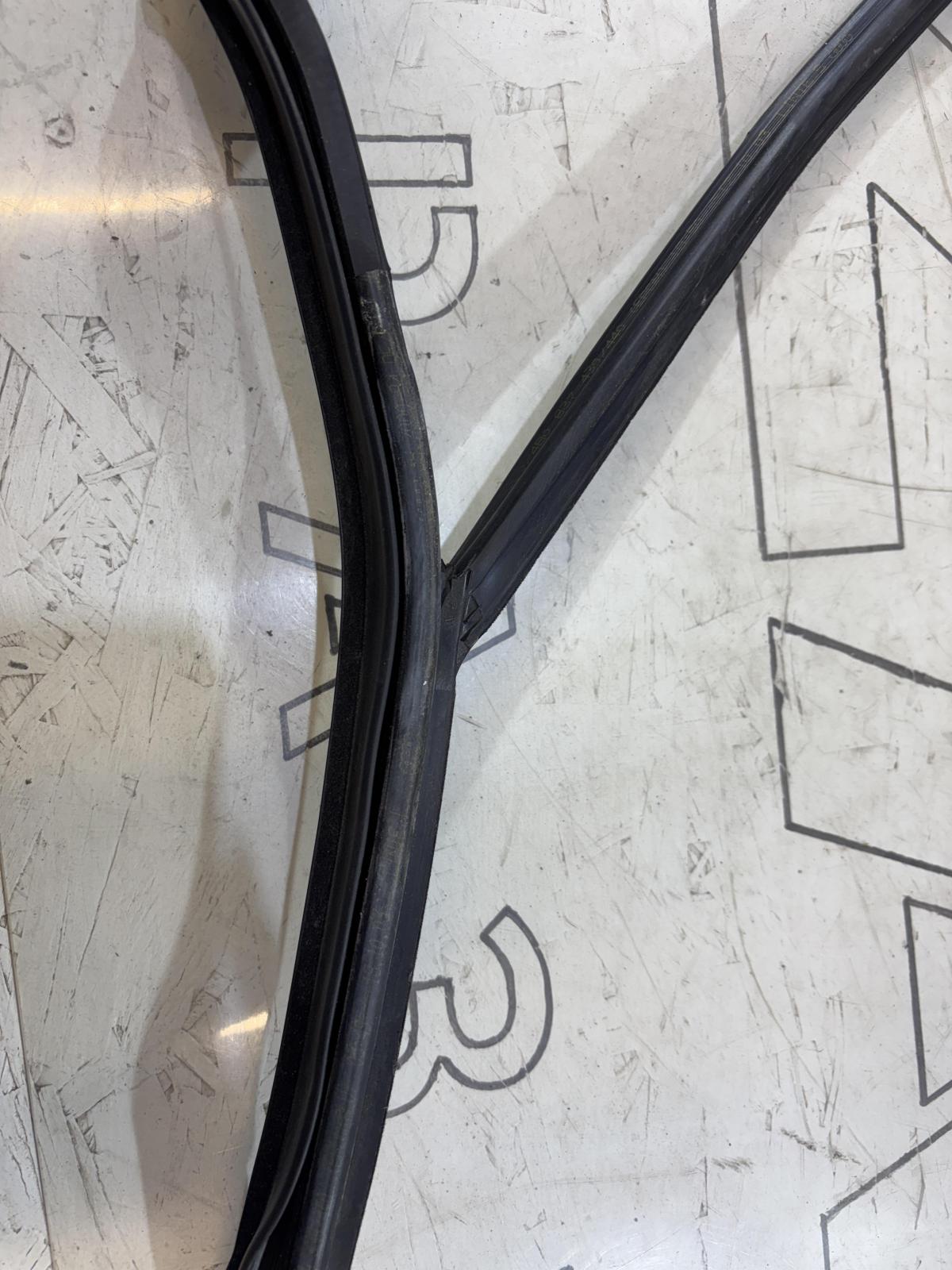 Направляющая стекла права задняя 4B9839440 