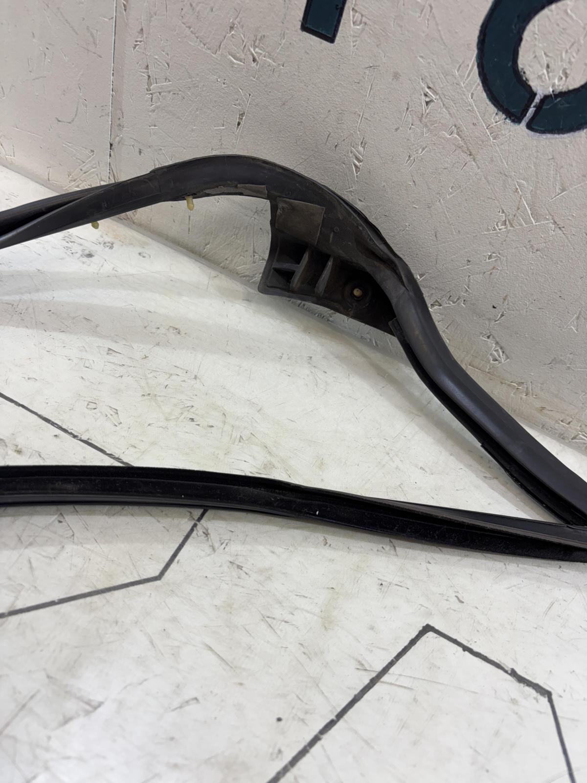 Направляющая стекла задняя правая седан 4B0837439 Audi A6 C5 / A6 C5 Allroad