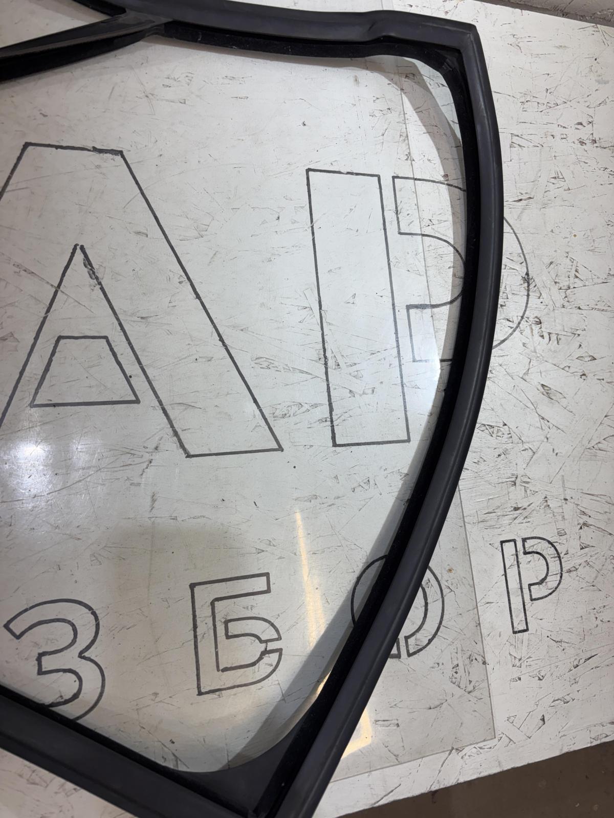 Направляющая стекла задняя правая седан 4B0837439 Audi A6 C5 / A6 C5 Allroad