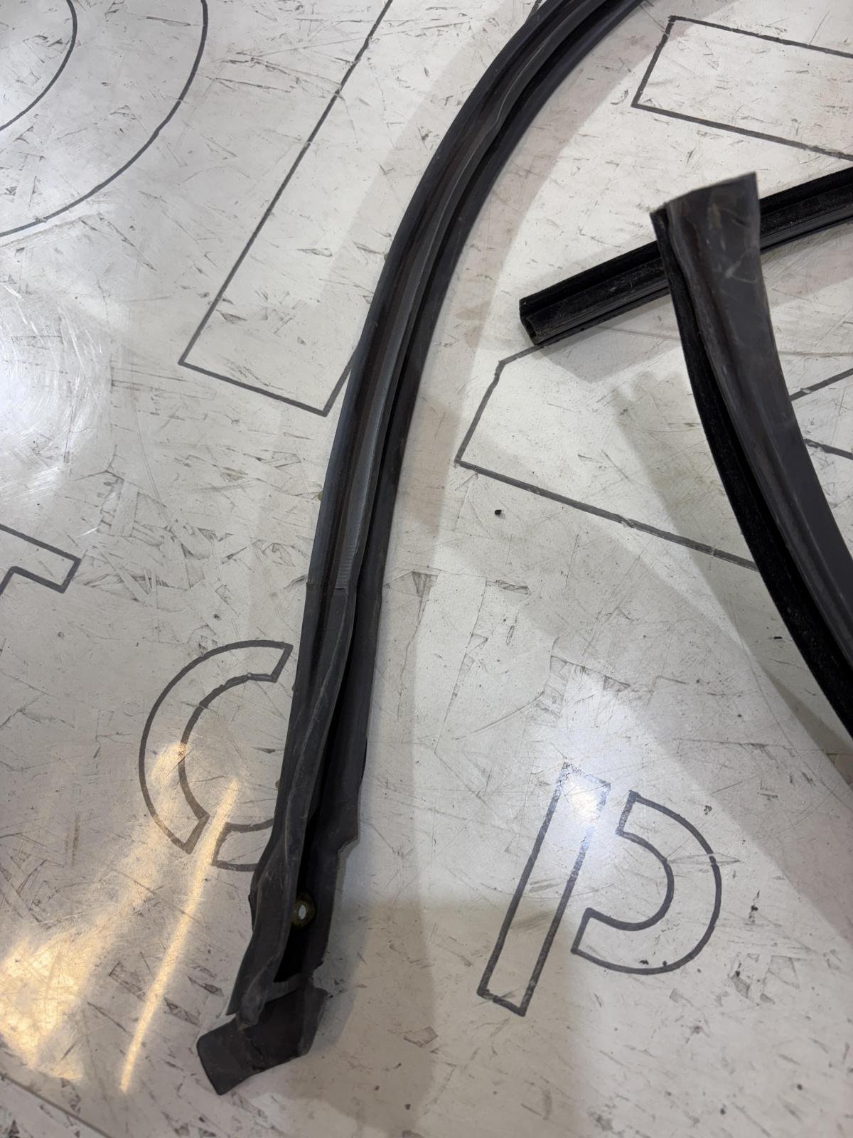 Направляющая стекла задняя правая седан 4B0837439 Audi A6 C5 / A6 C5 Allroad