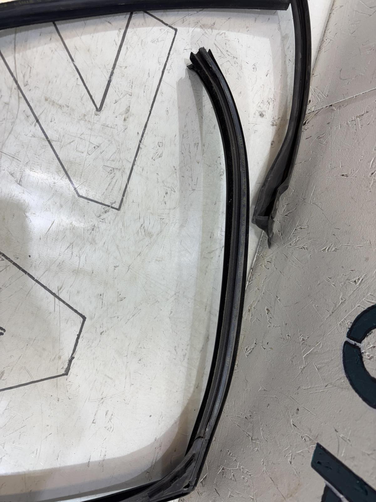 Направляющая стекла задняя правая седан 4B0837439 Audi A6 C5 / A6 C5 Allroad