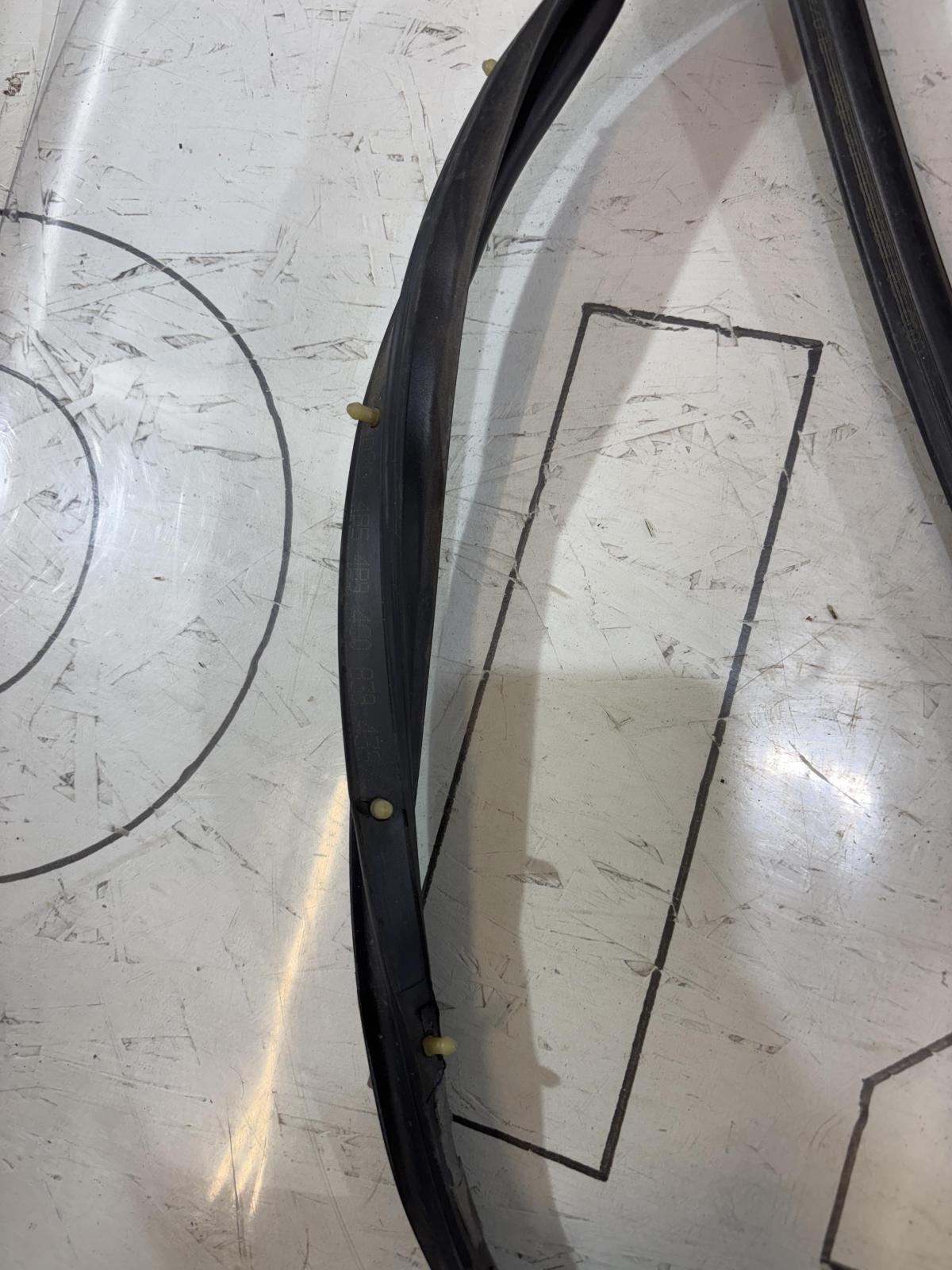 Направляющая стекла задняя правая седан 4B0837439 Audi A6 C5 / A6 C5 Allroad