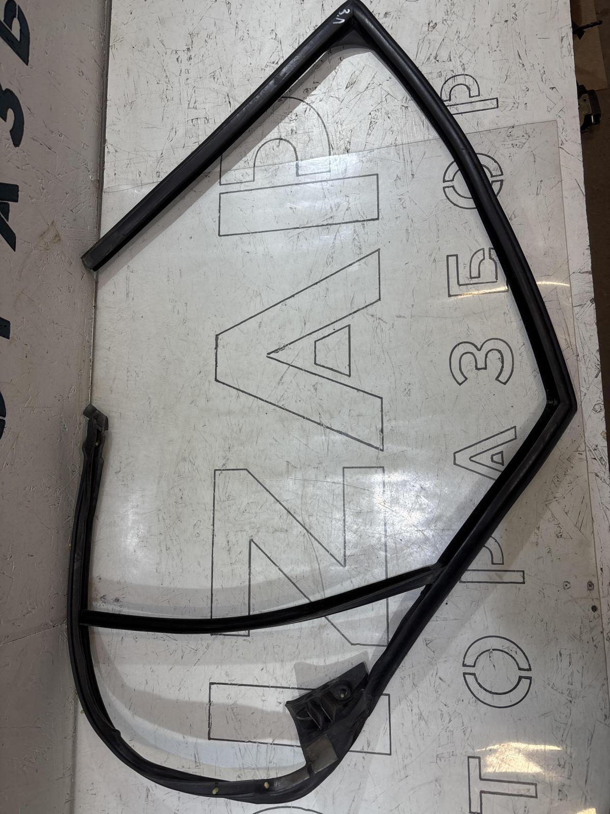 Направляющая стекла задняя левая седан 4B5839440AA 