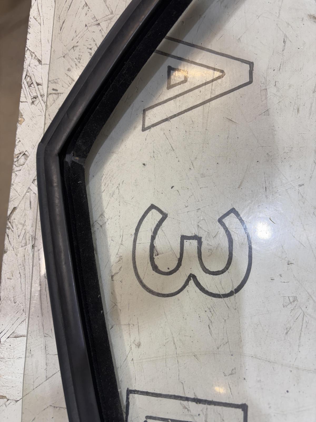 Направляющая стекла задняя левая седан 4B5839440AA 