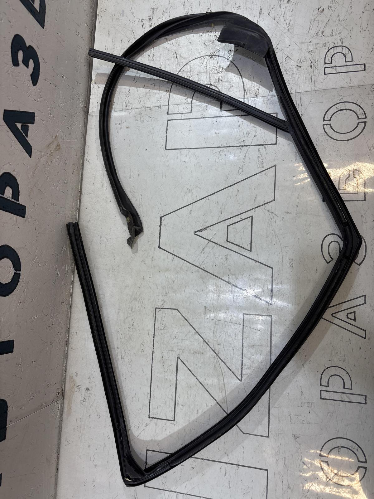 Направляющая стекла задняя левая седан 4B5839440AA 