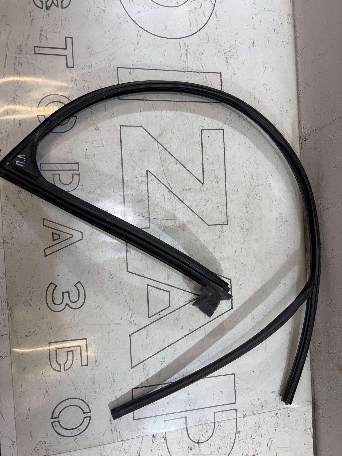 Направляющая стекла передняя правая 4B0837440AA Audi A6 C5 / A6 C5 Allroad