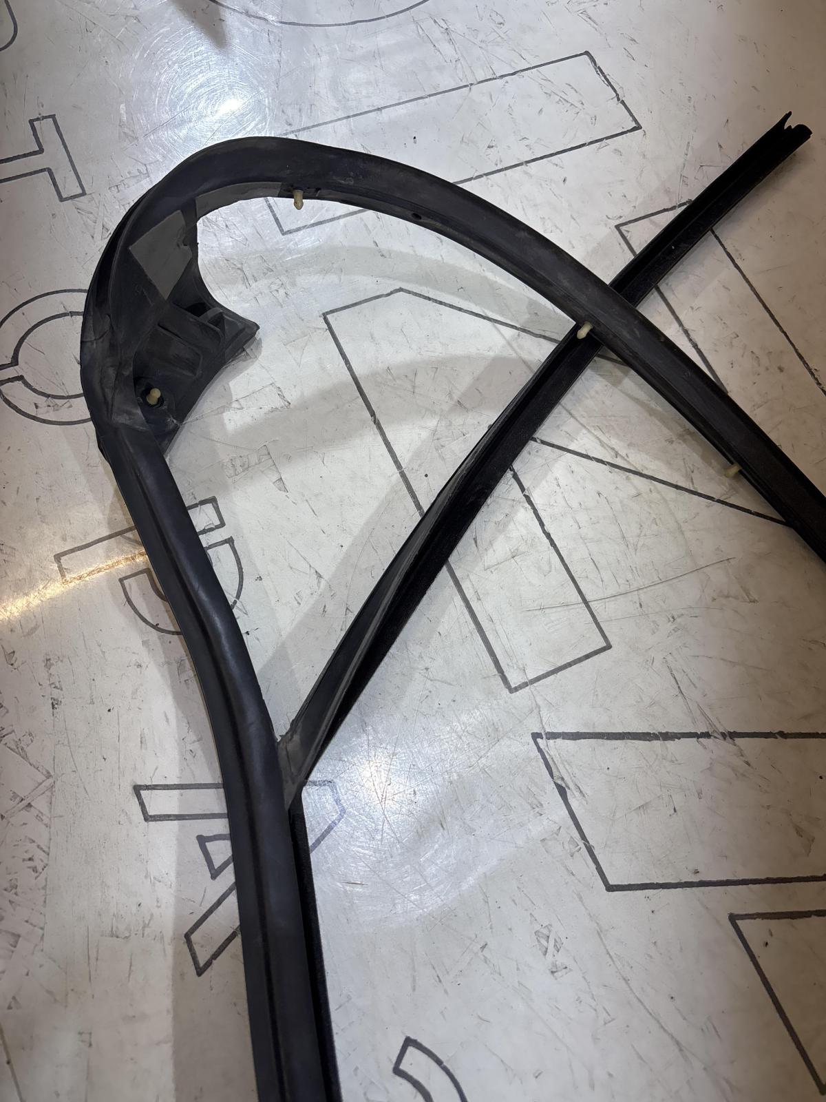 Направляющая стекла задняя левая Avant 4B9839439AJ 