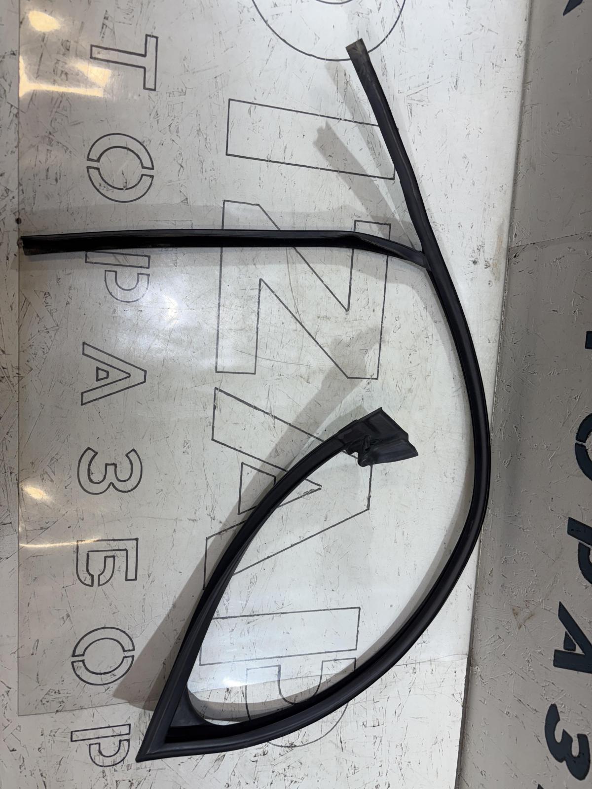 Направляющая стекла передняя левая 8D0837439L Audi A4 B5