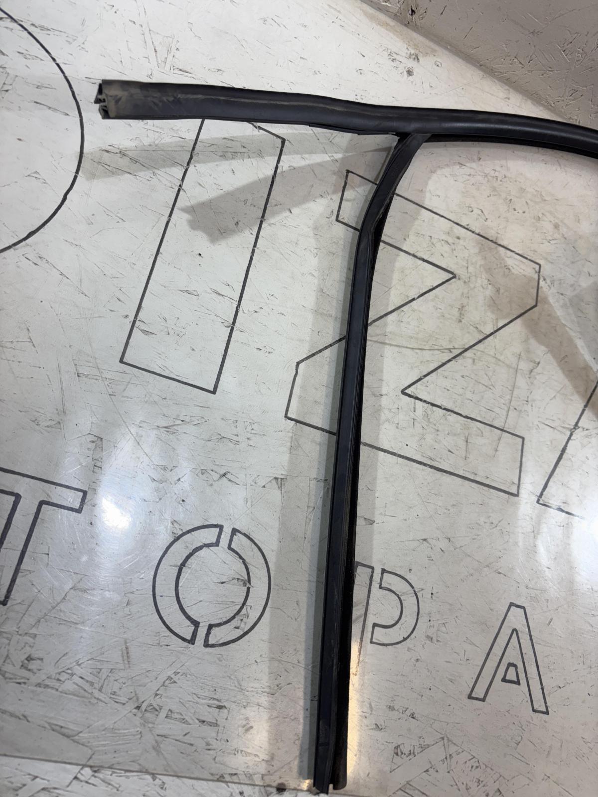 Направляющая стекла передняя левая 8D0837439L Audi A4 B5