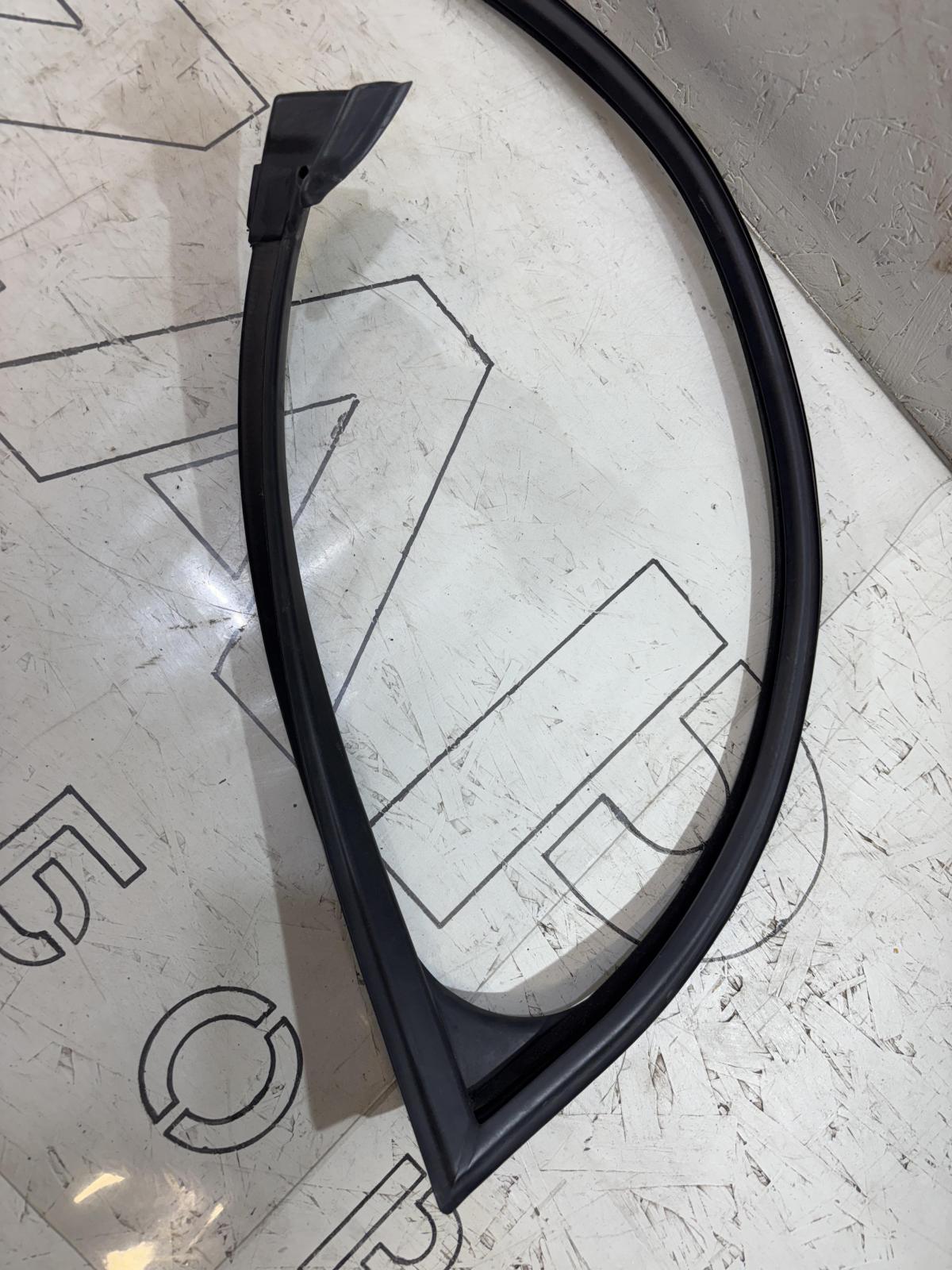 Направляющая стекла передняя левая 8D0837439L Audi A4 B5