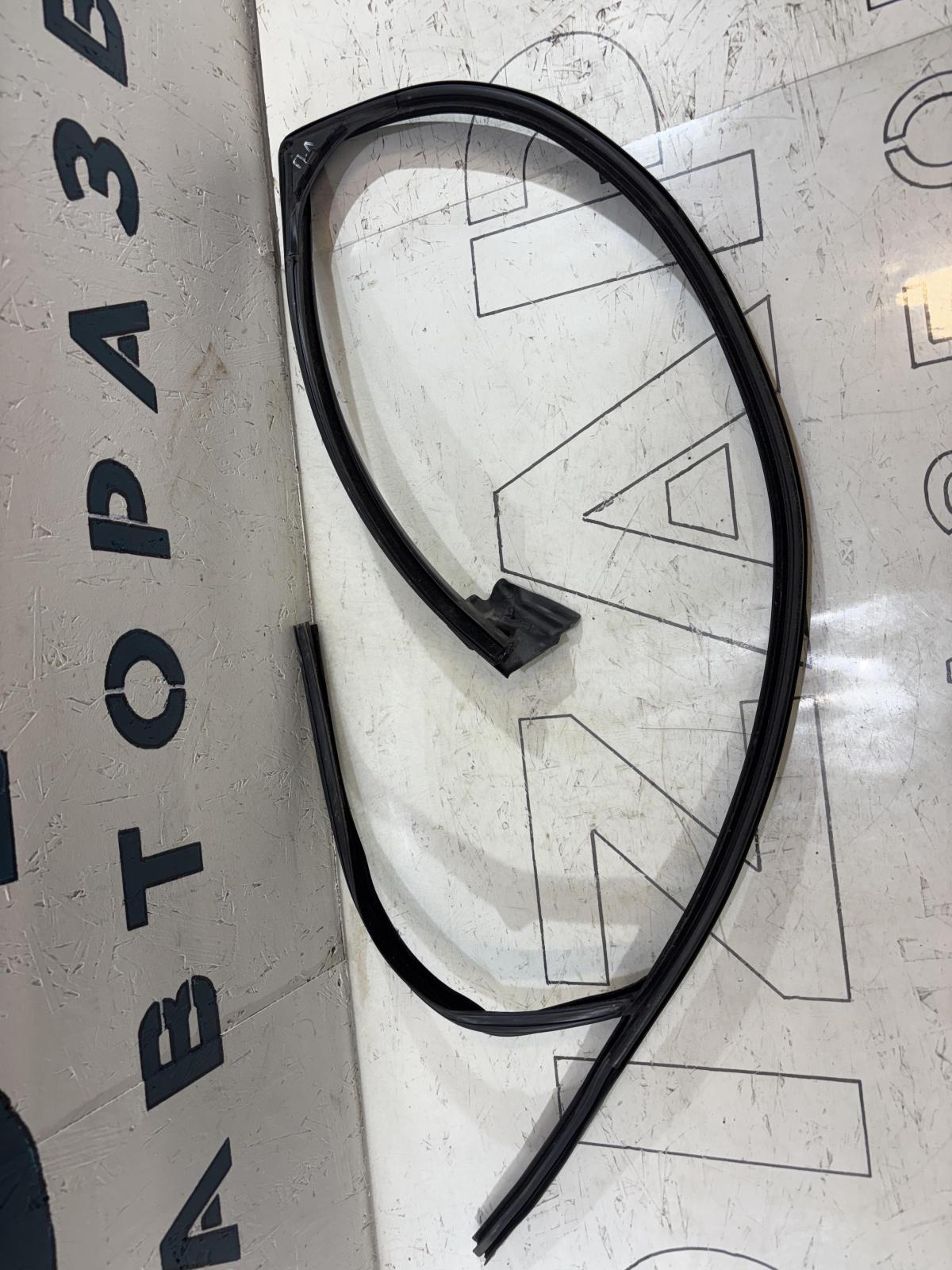 Направляющая стекла передняя левая 8D0837439L Audi A4 B5