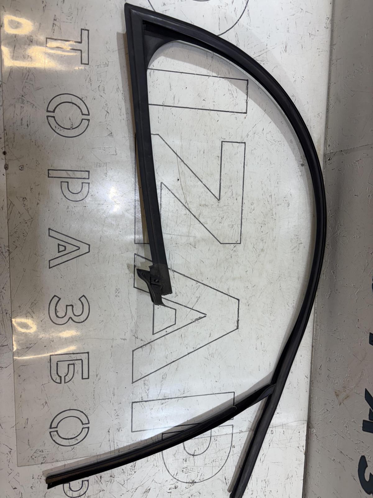 Направляющая стекла передняя правая 8D0837440L Audi A4 B5