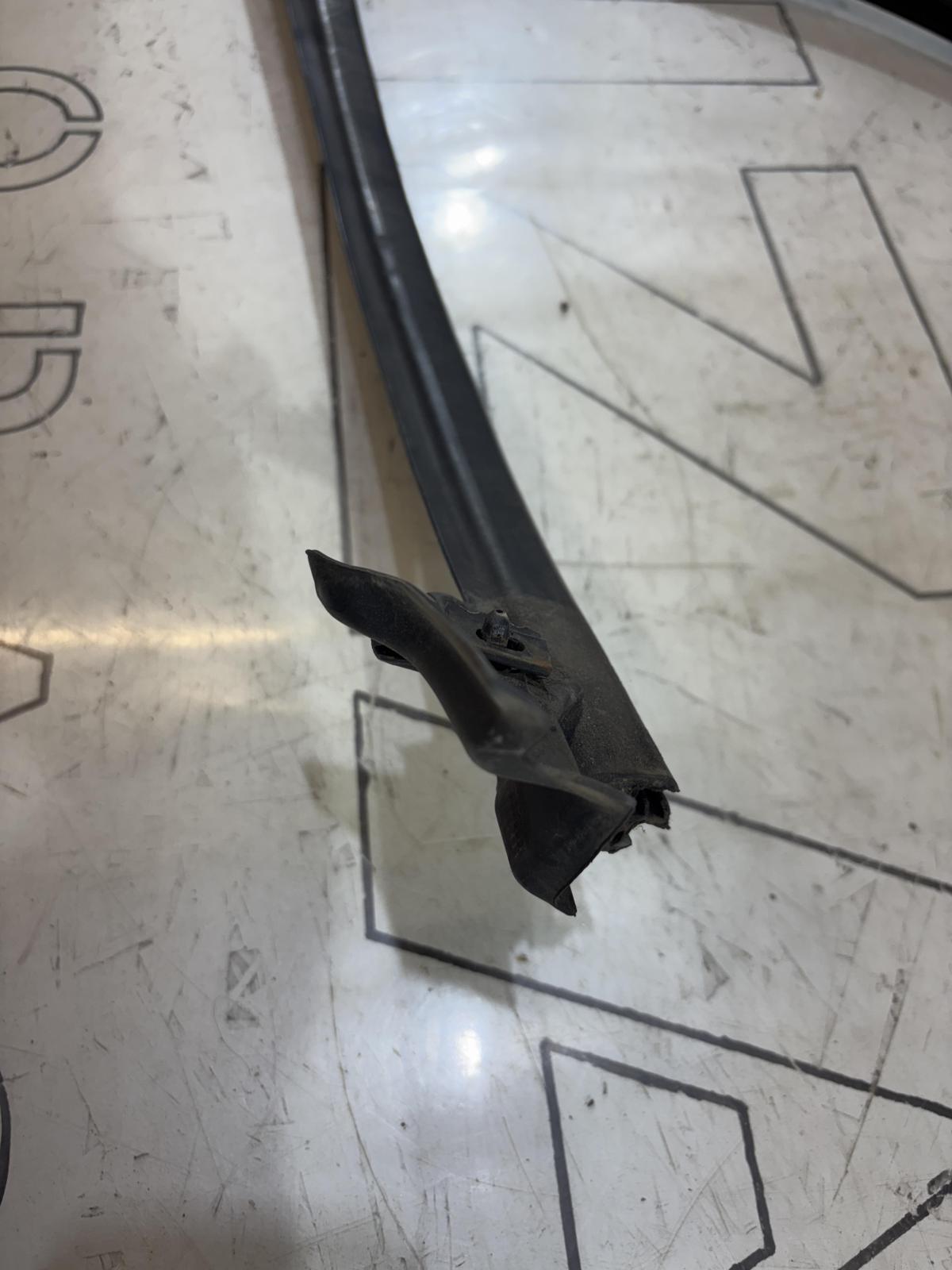 Направляющая стекла передняя правая 8D0837440L Audi A4 B5