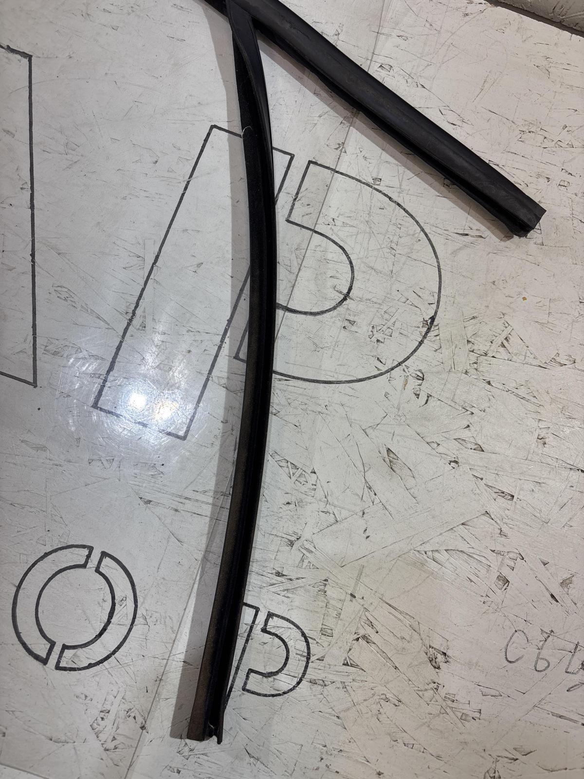 Направляющая стекла передняя правая 8D0837440L Audi A4 B5