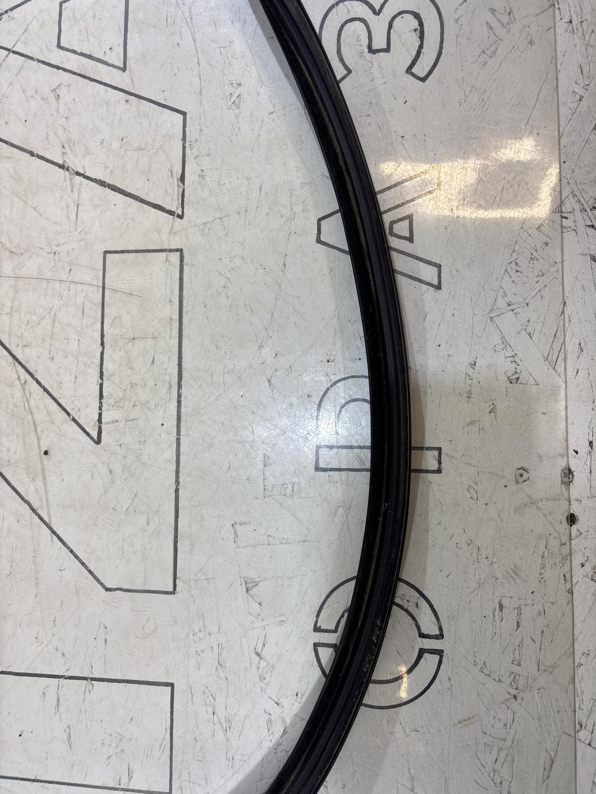 Направляющая стекла передняя правая 8D0837440L Audi A4 B5