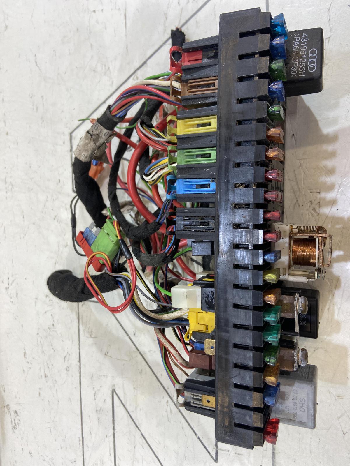 Блок предохранителей 443941822A Audi 80 B3