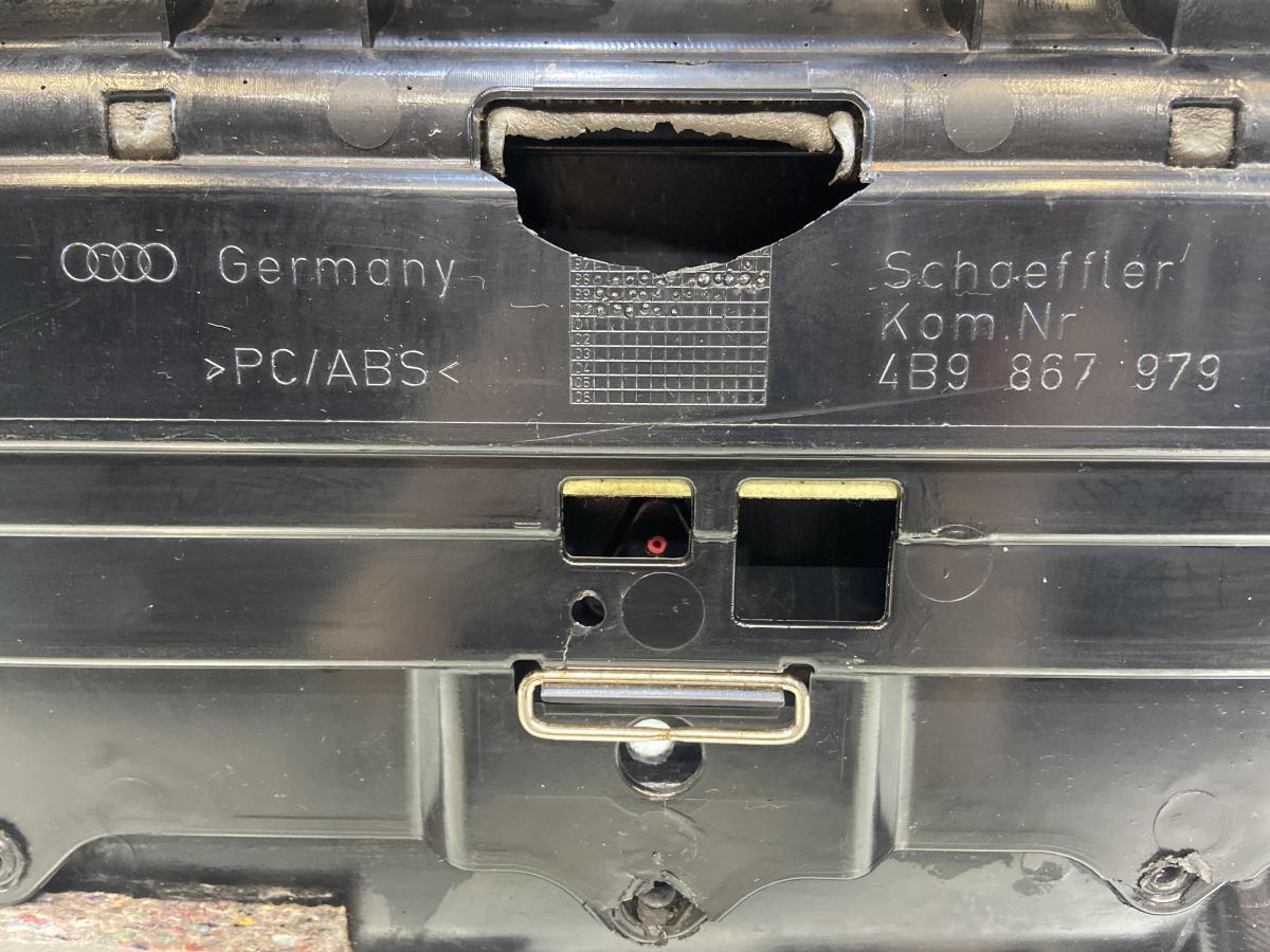 Облицовка крышки багажного отсека 4B9867979 