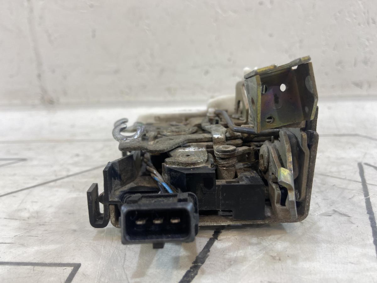 Замок двери передней правой 4A1837016D Audi A6 C4