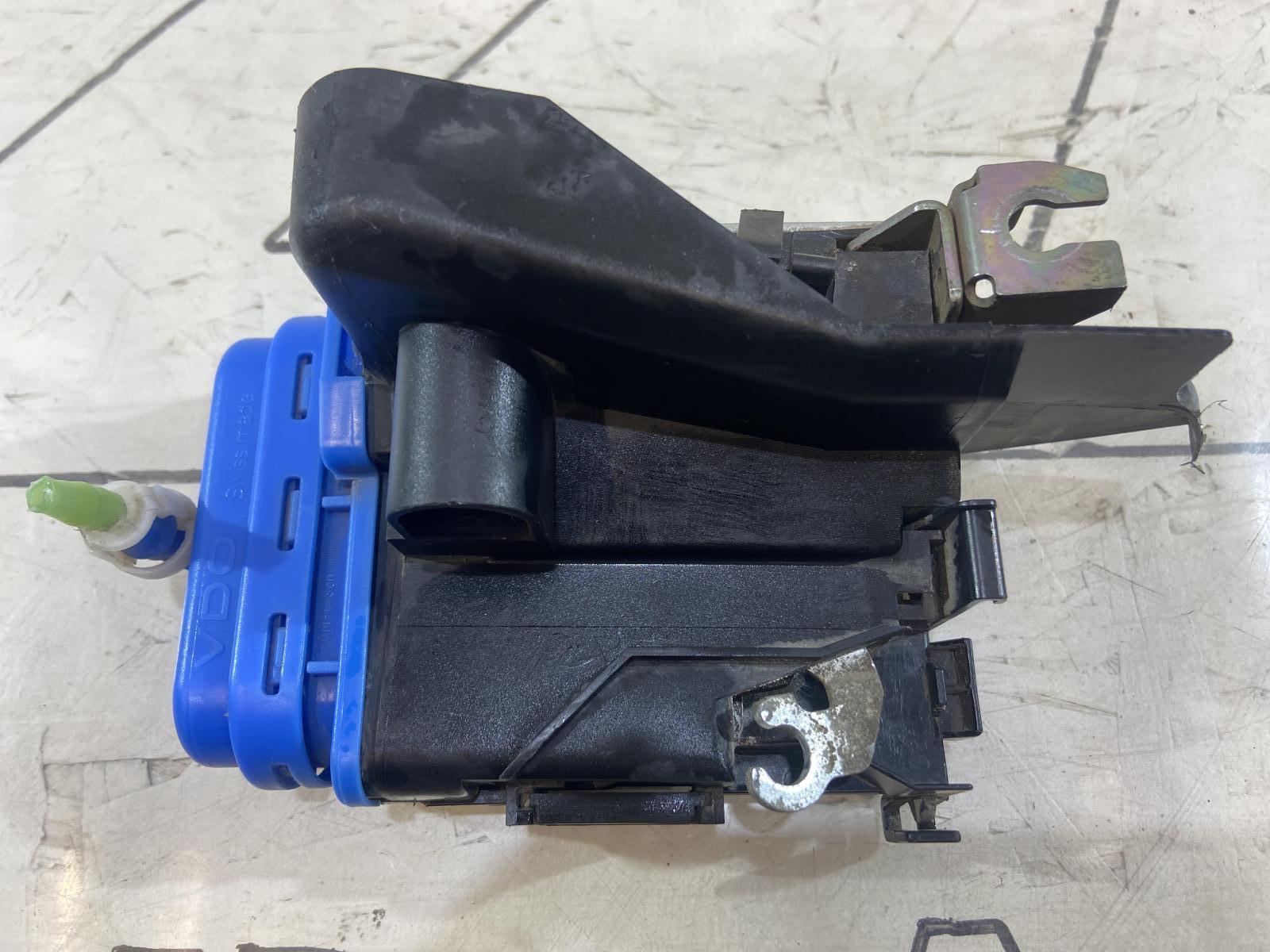 Замок двери задней правой 8D0839016A Audi A4 / А6