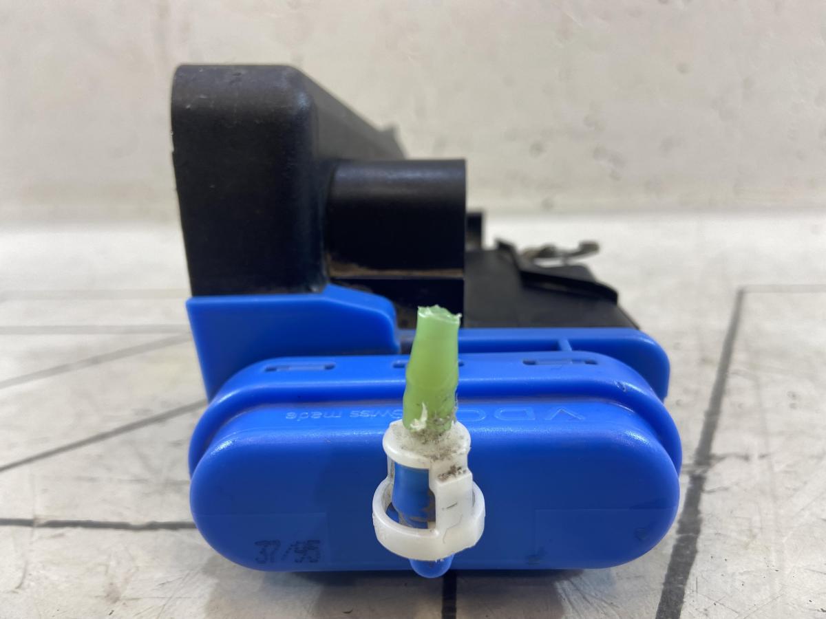 Замок двери задней правой 8D0839016A Audi A4 / А6