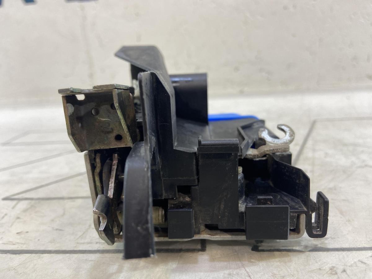 Замок двери задней левой 8D0839015A Audi A4 / А6