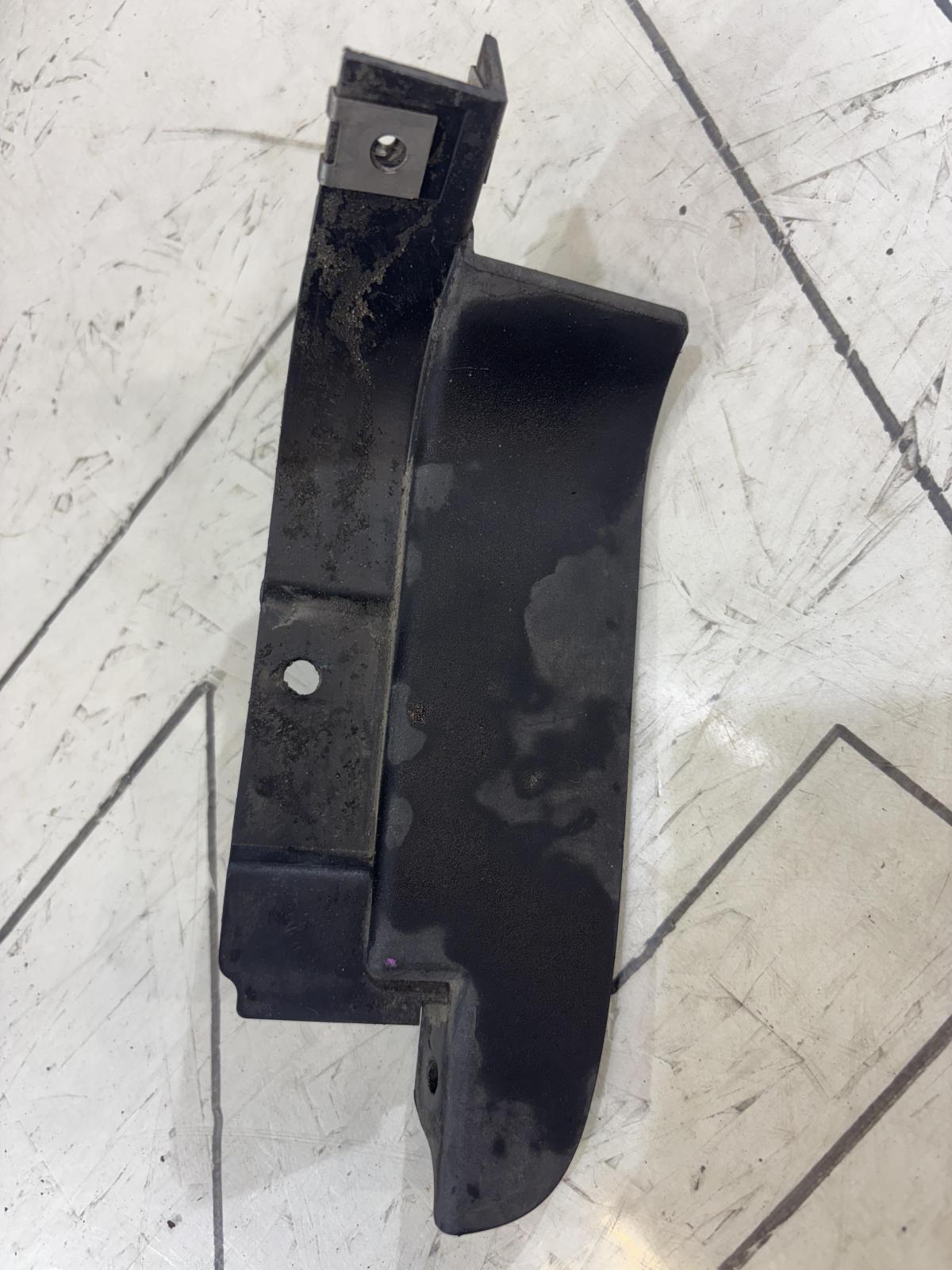 Брызговик 8E0853833 Audi A4 B6