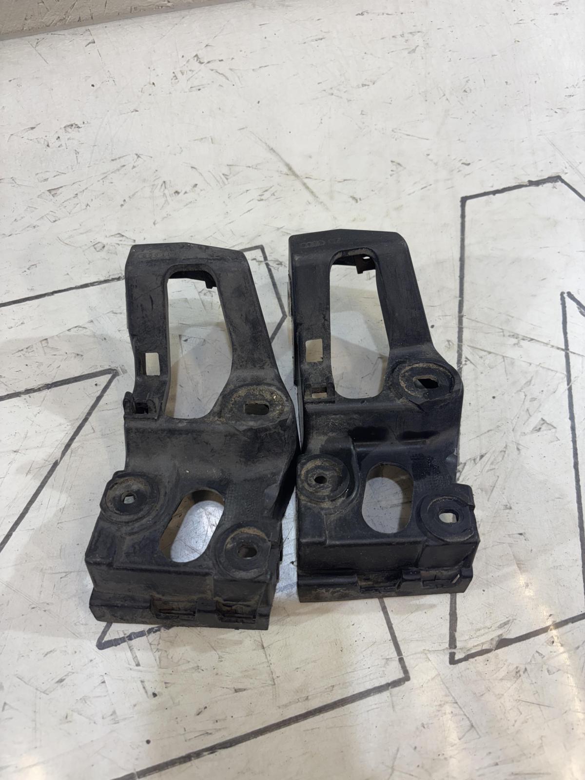 Кронштейн порога левый передний 8E0853921B Audi A4 B6