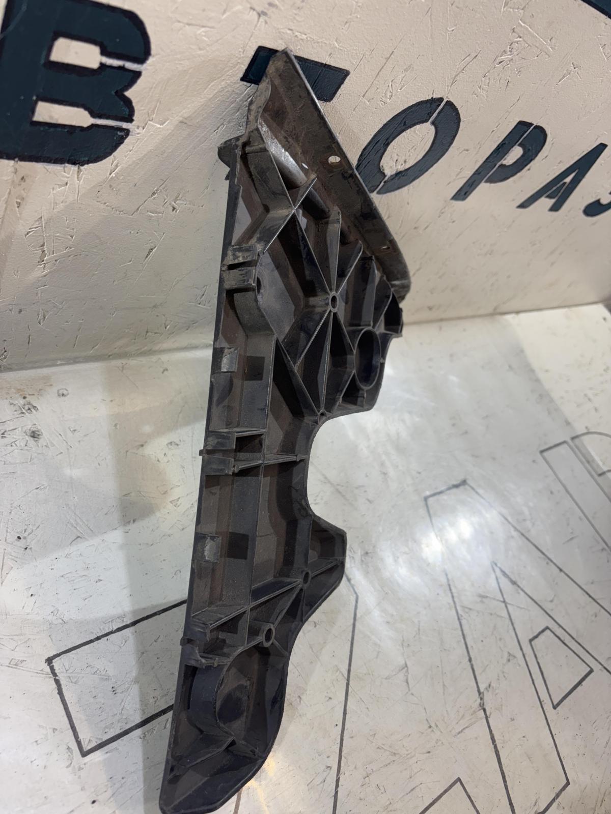 Кронштейн заднего бампера правый 4F5807454 