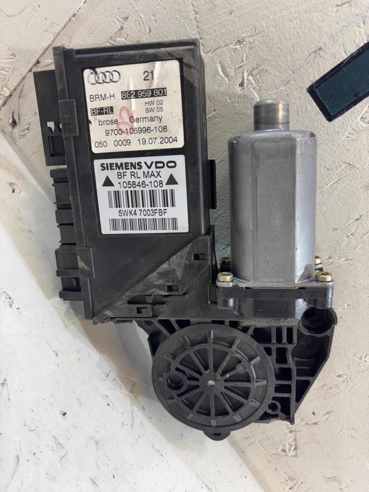 Моторчик стеклоподъемника 8E2959801 Audi A4 B6