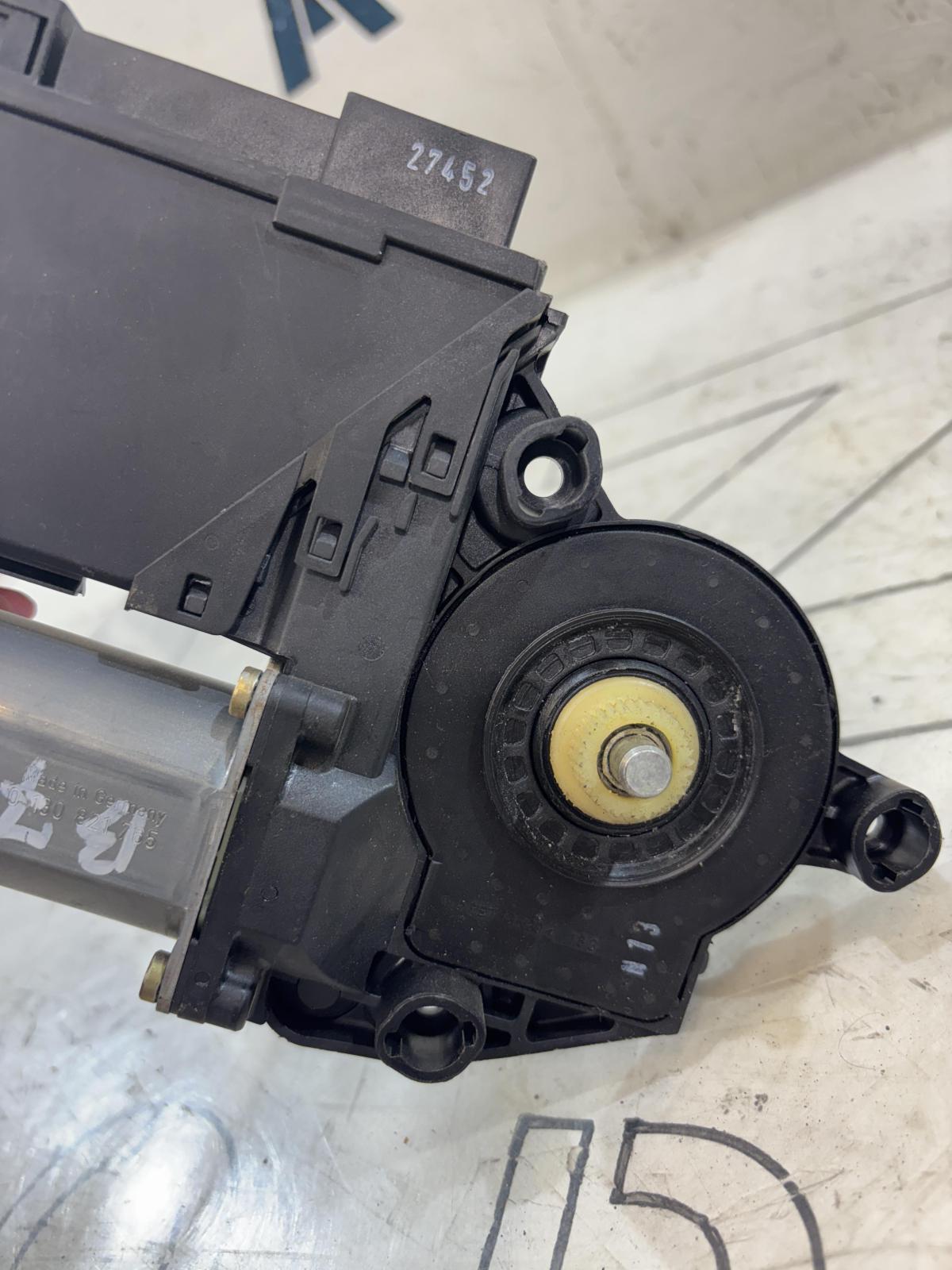 Моторчик стеклоподъемника 8E2959801 Audi A4 B6