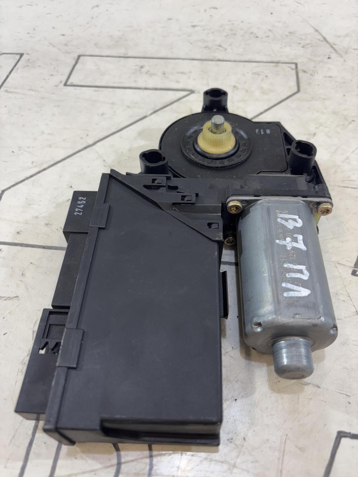 Моторчик стеклоподъемника 8E2959801 Audi A4 B6