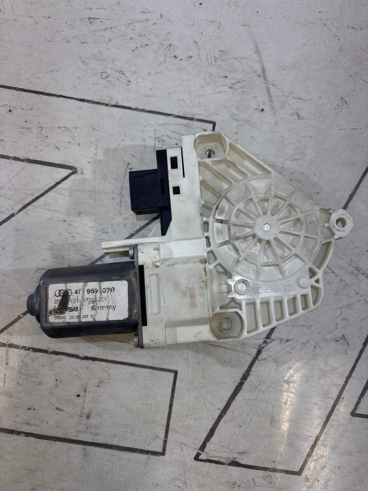 Моторчик стеклоподъемника передний правый 4F0959802D Audi A6 C6 / S6 C6 / RS6 C6