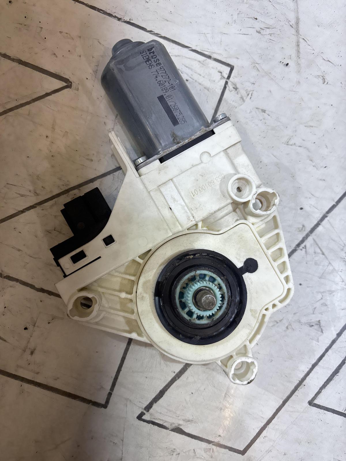 Моторчик стеклоподъемника передний правый 4F0959802D Audi A6 C6 / S6 C6 / RS6 C6