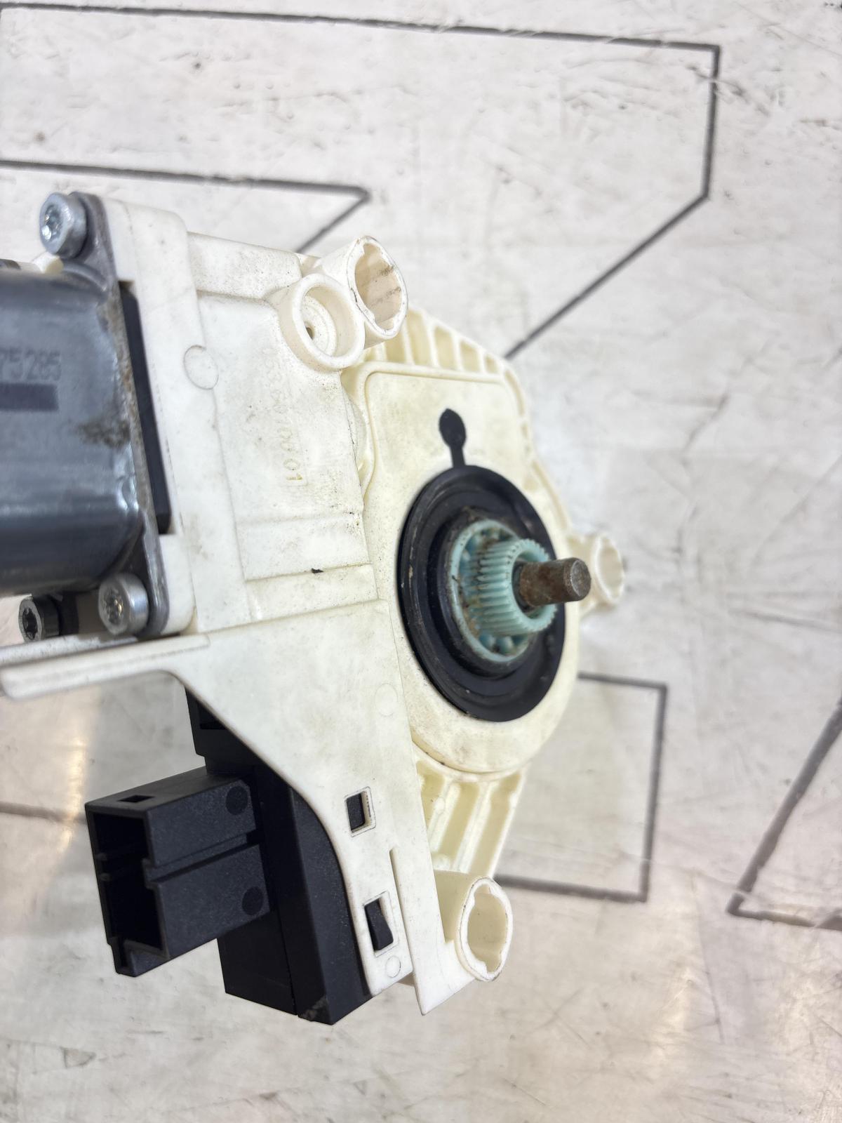 Моторчик стеклоподъемника передний правый 4F0959802D Audi A6 C6 / S6 C6 / RS6 C6