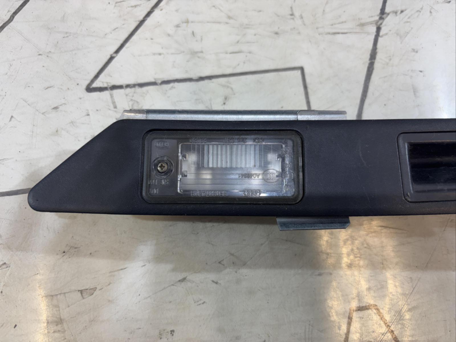 Ручка открывания багажника 8P4827574 