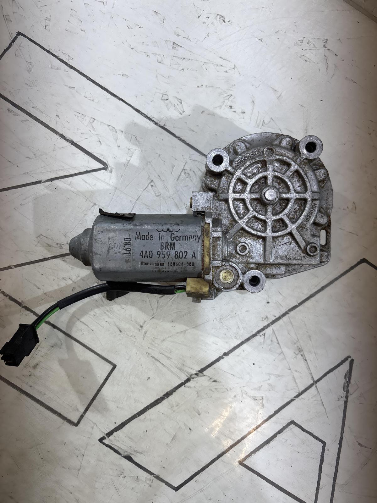 Моторчик стеклоподъемника передний правый 4A0959802A Audi A6 C4