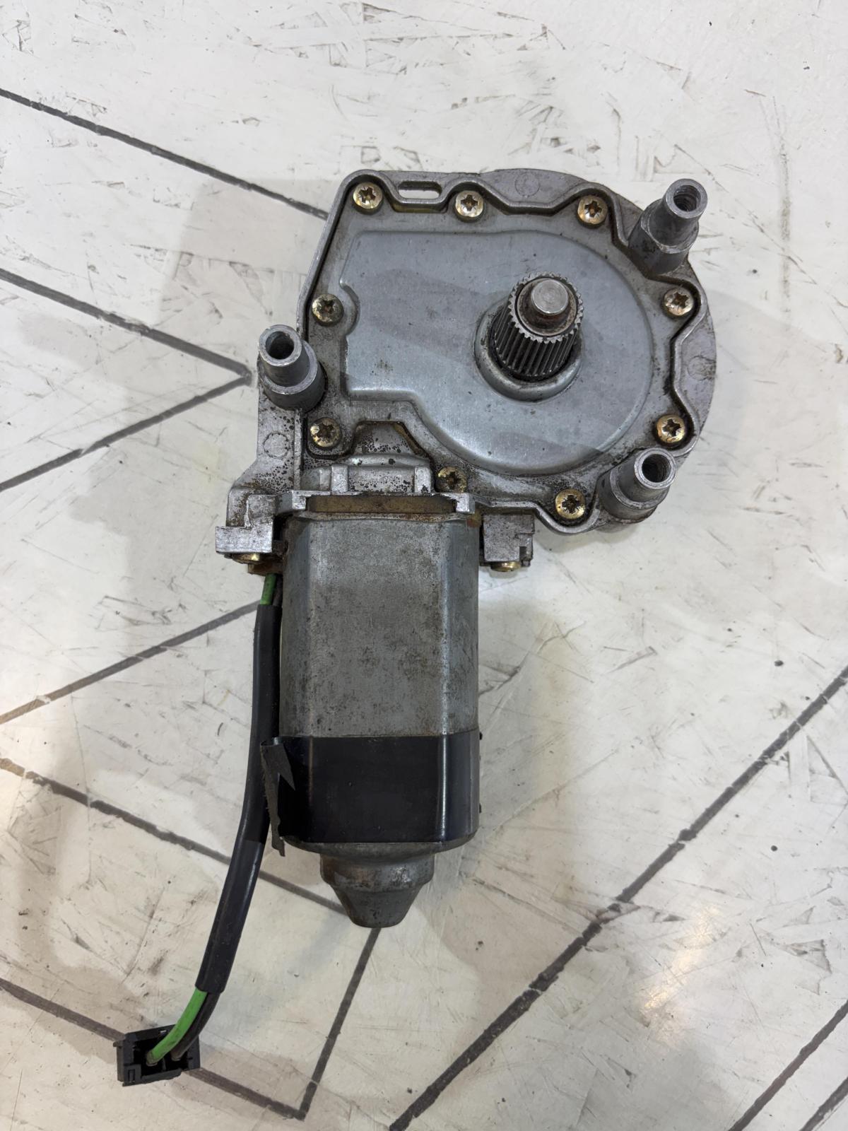 Моторчик стеклоподъемника передний правый 4A0959802A Audi A6 C4