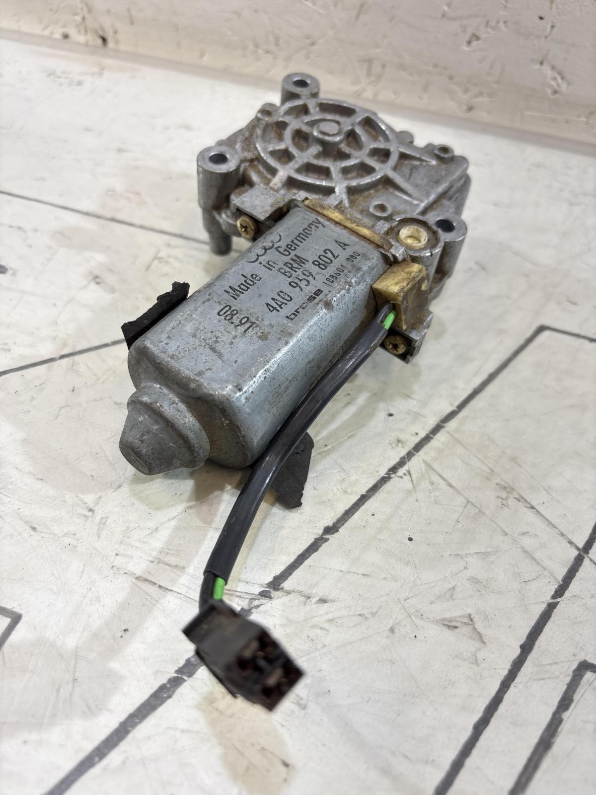 Моторчик стеклоподъемника передний правый 4A0959802A Audi A6 C4