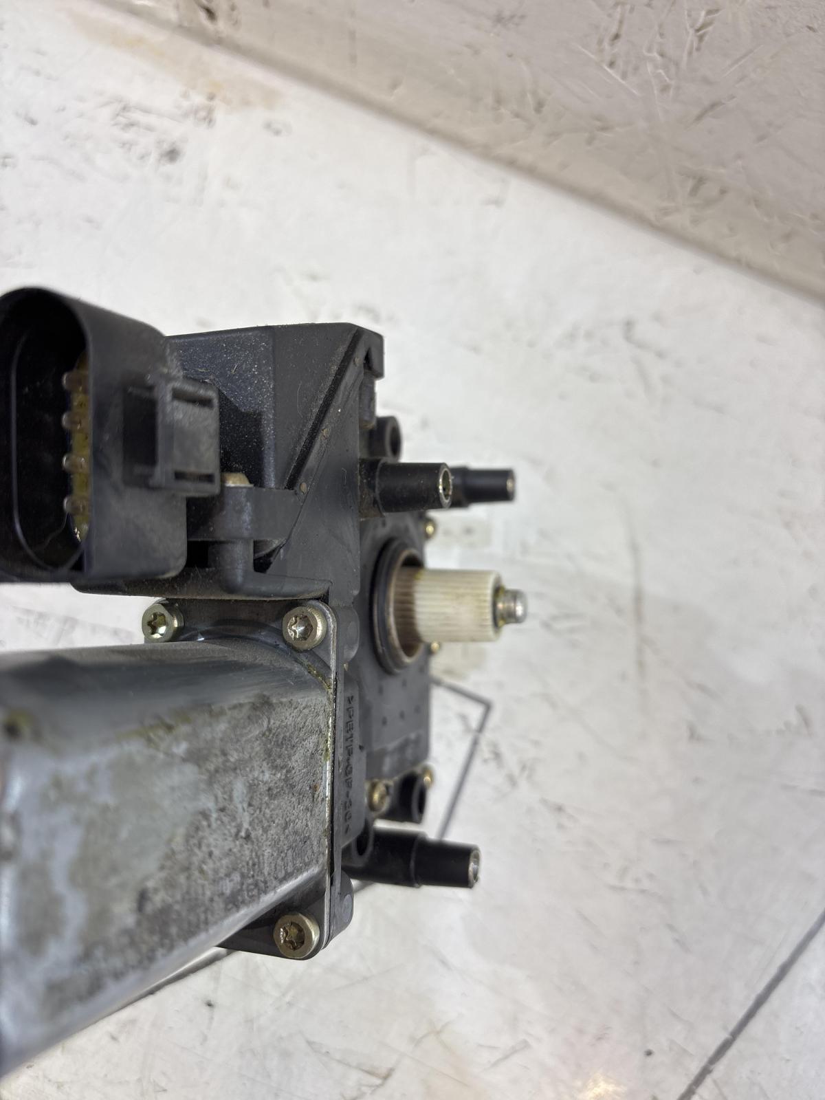 Моторчик стеклоподъемника передний правый 4A0959802D Audi A6 C4