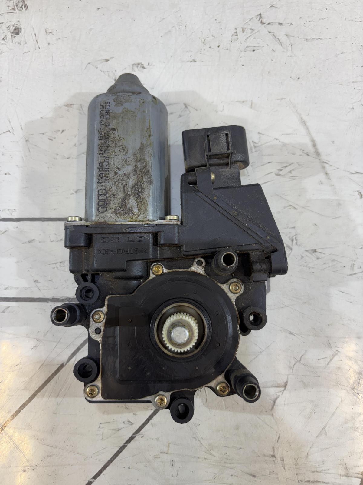 Моторчик стеклоподъемника передний правый 4A0959802D Audi A6 C4